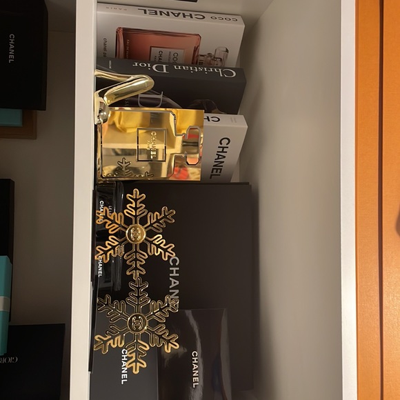 Chanel Snow Flake cosmetic display. The covered display Sold separately. - Picture 12 of 14